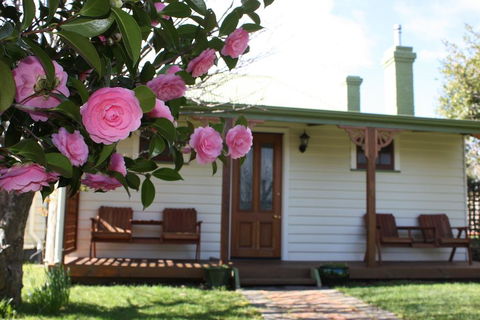 Westbury Gingerbread Cottages - Accommodation Gladstone 0