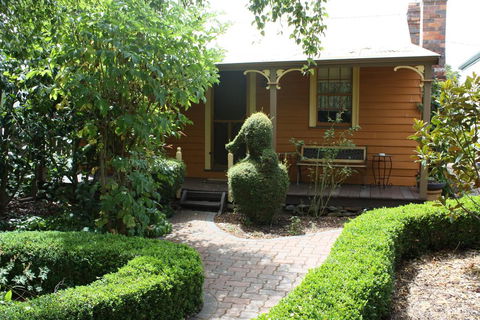Westbury Gingerbread Cottages - Accommodation Gladstone 3