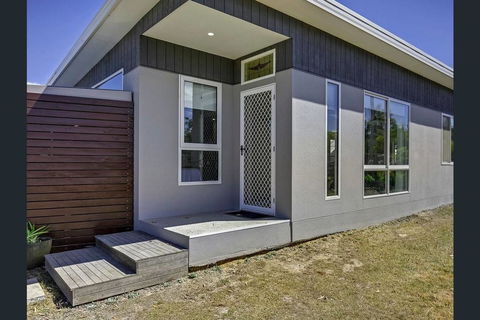 Weston Farm Seaside Stay - Accommodation Gladstone 1