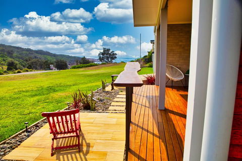 Whale Studio Apartment, 1a Ocean Street - Accommodation Gladstone 0