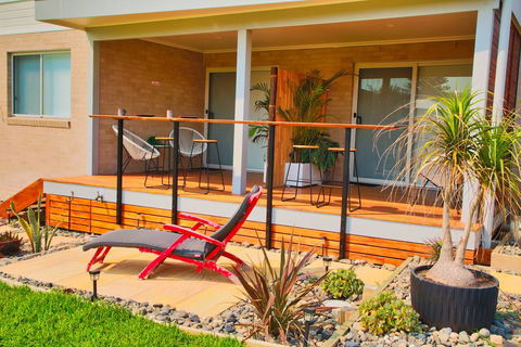Whale Studio Apartment, 1a Ocean Street - Accommodation Gladstone 2