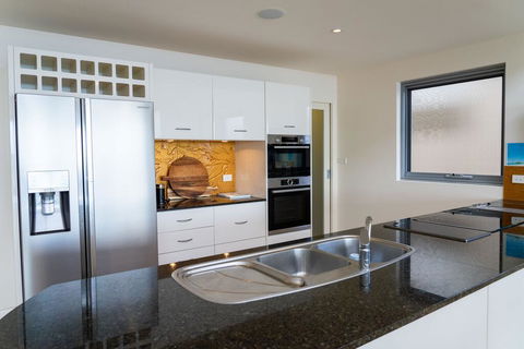 Whale View - Grand Luxurious Beachfront Home - Accommodation Gladstone 3