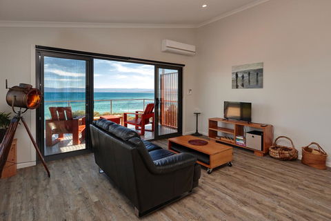 Whale Watcher 1 - Accommodation Gladstone 3