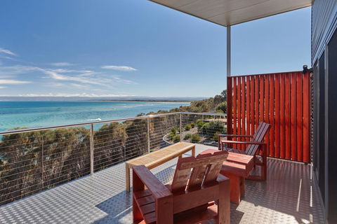 Whale Watcher 1 - Accommodation Gladstone 1