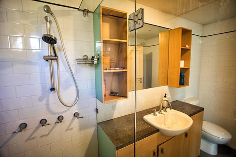 WHARF COTTAGE - Accommodation Gladstone 3