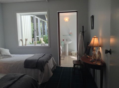 Whispering Pines Bed And Breakfast - Accommodation Gladstone 2