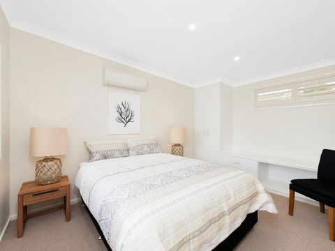 Whispering Sands', 10 Sandy Point Road - Luxury Waterfront Home With Aircon, WIFI & Foxtel - Accommodation Gladstone 3