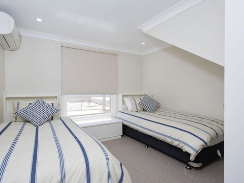 Whispering Sands', 10 Sandy Point Road - Luxury Waterfront Home With Aircon, WIFI & Foxtel - Accommodation Gladstone 2