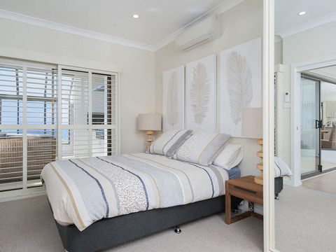 Whispering Sands', 10 Sandy Point Road - Luxury Waterfront Home With Aircon, WIFI & Foxtel - Accommodation Gladstone 1