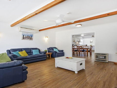 Whispering Waves - Relaxing Beach House - Accommodation Gladstone 2