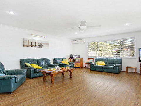 Whispering Waves - Relaxing Beach House - Accommodation Gladstone 1