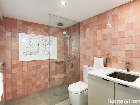 White Beach Studio - 42a Ash Street - Accommodation Gladstone 2