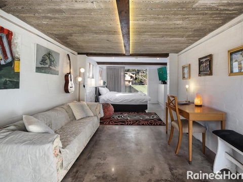 White Beach Studio - 42a Ash Street - Accommodation Gladstone 0