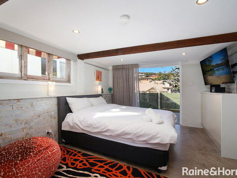 White Beach Studio - 42a Ash Street - Accommodation Gladstone 3