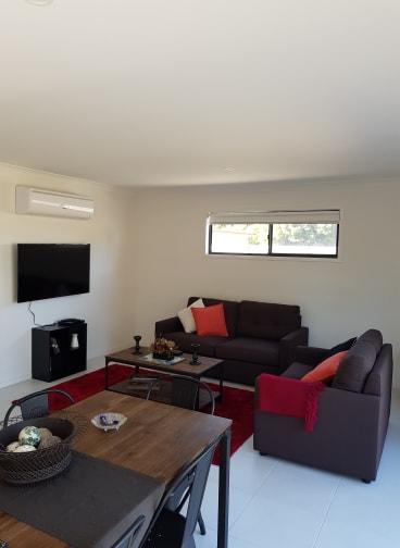 White Caps B - New Styles & Spacious Home - Accommodation Gladstone 3