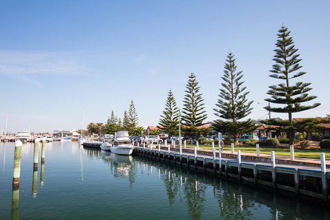 White Caps B - New Styles & Spacious Home - Accommodation Gladstone 0