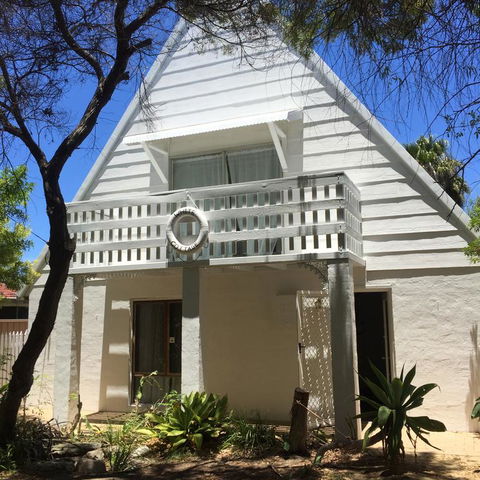 White Cottage - Accommodation Gladstone 3
