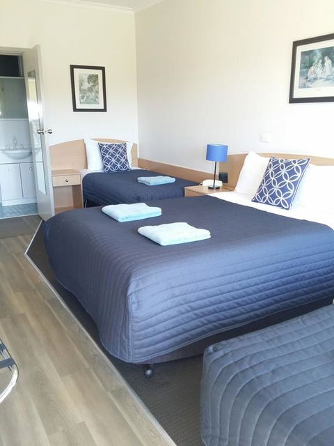 White Manor Motel - Accommodation Gladstone 2