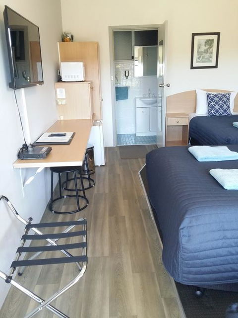 White Manor Motel - Accommodation Gladstone 1