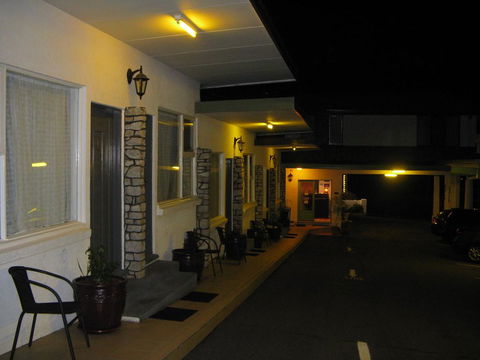 White Manor Motel - Accommodation Gladstone 0