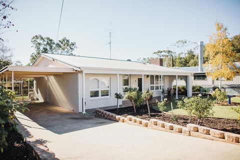 White On Wright Clare - Accommodation Gladstone 1