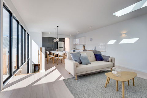 White Room Apartments - Accommodation Gladstone 0