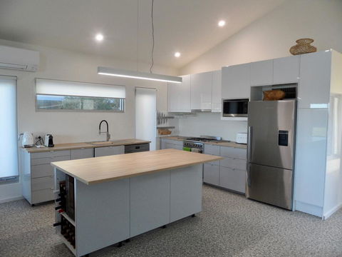 WHITE SHELLS HOLIDAY RENTAL - Accommodation Gladstone 2