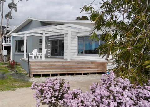 WHITE SHELLS HOLIDAY RENTAL - Accommodation Gladstone 0