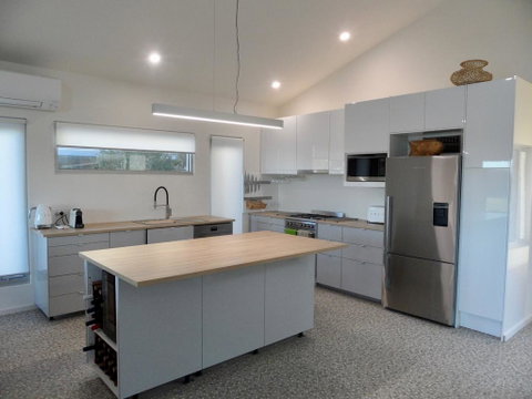 WHITE SHELLS HOLIDAY RENTAL - Accommodation Gladstone 2