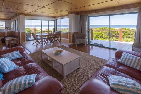 White Waves On The Beach - Accommodation Gladstone 3