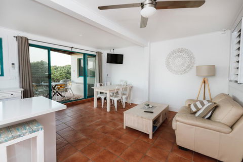 White Waves On The Beach - Accommodation Gladstone 1