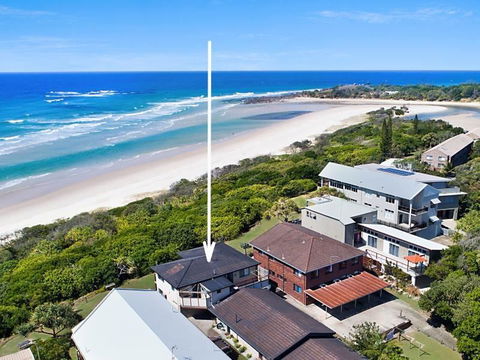 White Waves On The Beach - Accommodation Gladstone 2