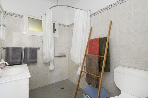 Whitecaps, 26 East Street - Accommodation Gladstone 3