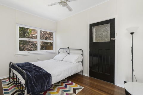 Whitecaps, 26 East Street - Accommodation Gladstone 2