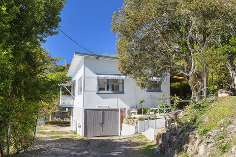 Whitecaps, 26 East Street - Accommodation Gladstone 0