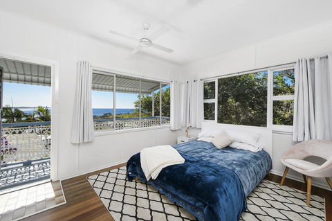 Whitecaps, 26 East Street - Accommodation Gladstone 1