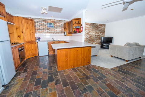 Whitesands Road, Unit 2/12 - Accommodation Gladstone 3