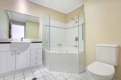 Whitesands, Unit 113/41-45 Shoal Bay Road - Accommodation Gladstone 1