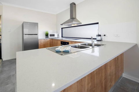 WHITSUNDAY Brand New Townhouse Close To Boardwalk - Accommodation Gladstone 1