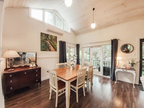 Wildflower Cottage - Accommodation Gladstone 0