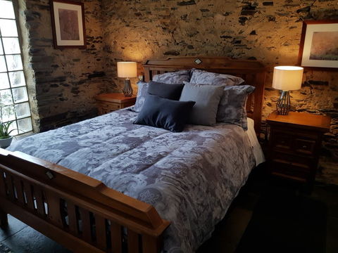William Hunt's Retreat - Redwood Studio - Accommodation Gladstone 2