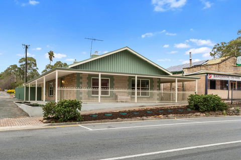Williamstown Bed And Breakfast - Accommodation Gladstone 0