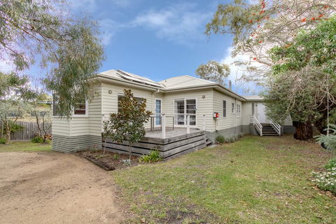Windward House - Accommodation Gladstone 0