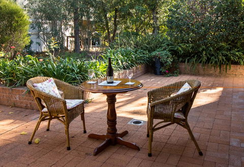 Wine Country Drive Guest House - Accommodation Gladstone 3