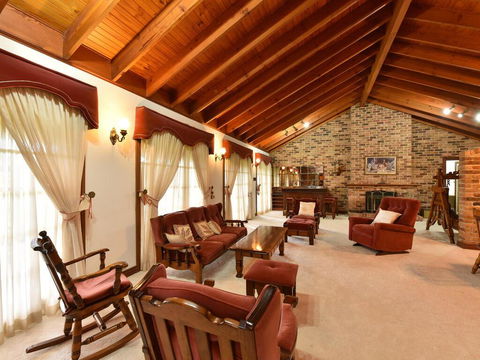 Wine Country Homestead 4-6br House - Accommodation Gladstone 1