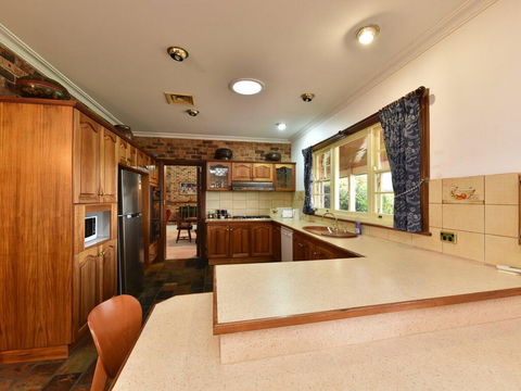 Wine Country Homestead 4-6br House - Accommodation Gladstone 3