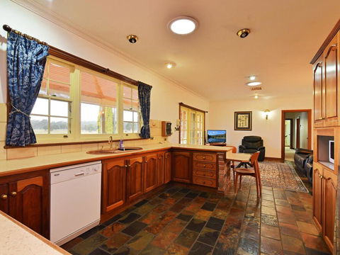 Wine Country Homestead 4-6br House - Accommodation Gladstone 2
