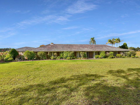Wine Country Homestead 4-6br House - Accommodation Gladstone 0
