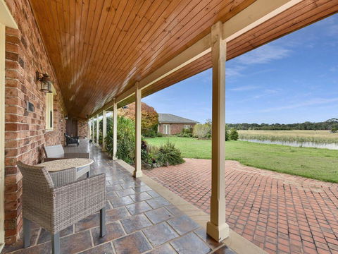 Wine Country Homestead Estate - Accommodation Gladstone 2