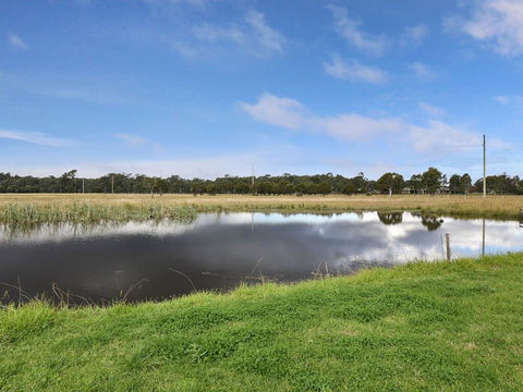 Wine Country Homestead Estate - Accommodation Gladstone 0